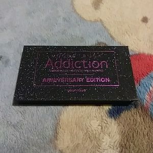 Younique Addiction Eyeshadow Palette